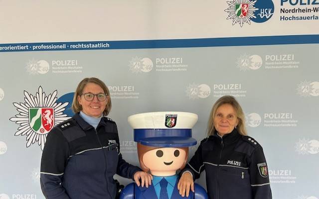 Nina Mathweis und Bianca Scheer von der Polizei (von links nach rechts)