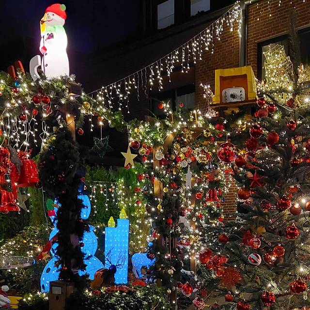 Ein Mann aus Oberhausen hat sein Haus mit tausenden Lichtern, Weihnachtsfiguren, Sternen und Kugeln geschmückt.