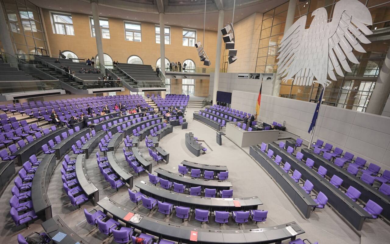 Der Plenarsaal des Bundestages im Reichstagsgebäude