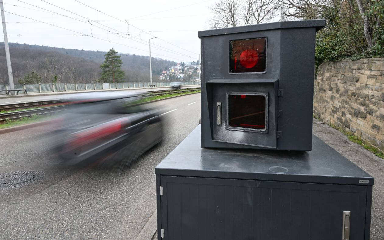 Ein Auto fährt auf einer Zufahrtsstraße zur Innenstadt von Stuttgart an einem Blitzer zur Geschwindigkeitskontrolle vorbei.