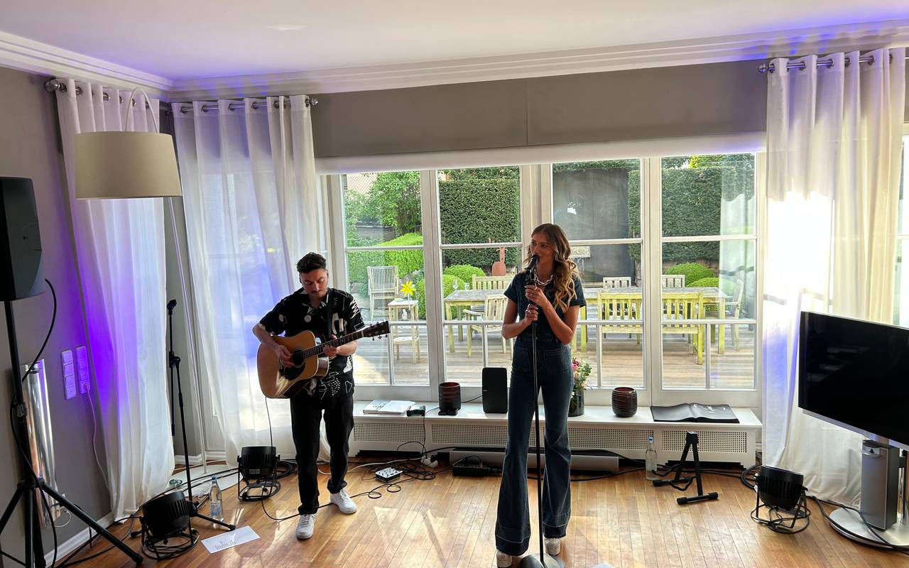 Leony verzaubert beim Wohnzimmerkonzert in Herford: Ein intimer Abend voller Musik und Unterstützung für die Aktion Lichtblicke.