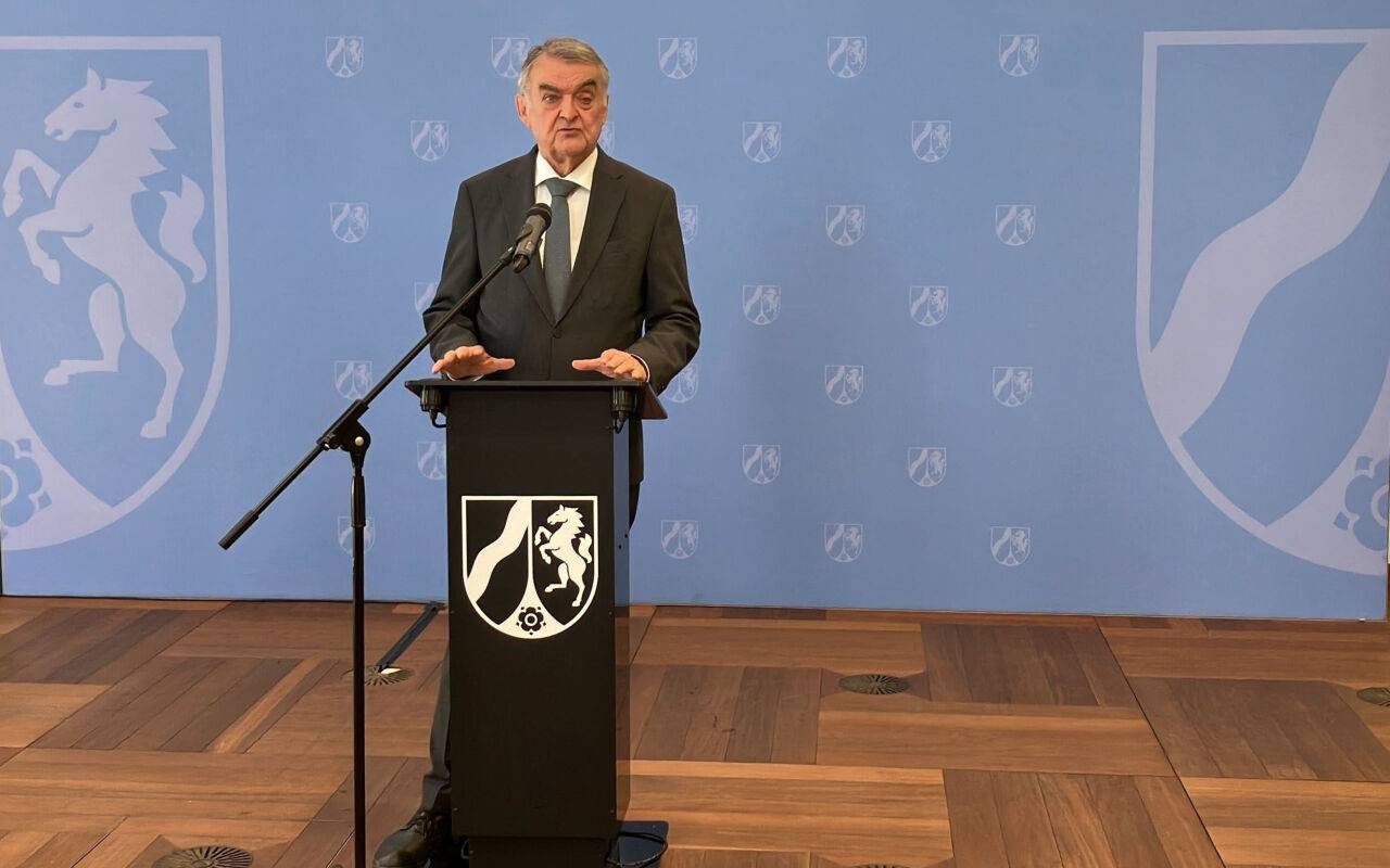 Der nordrhein-westfälische Innnenminister Herbert Reul (CDU) bei einer Pressekonferenz