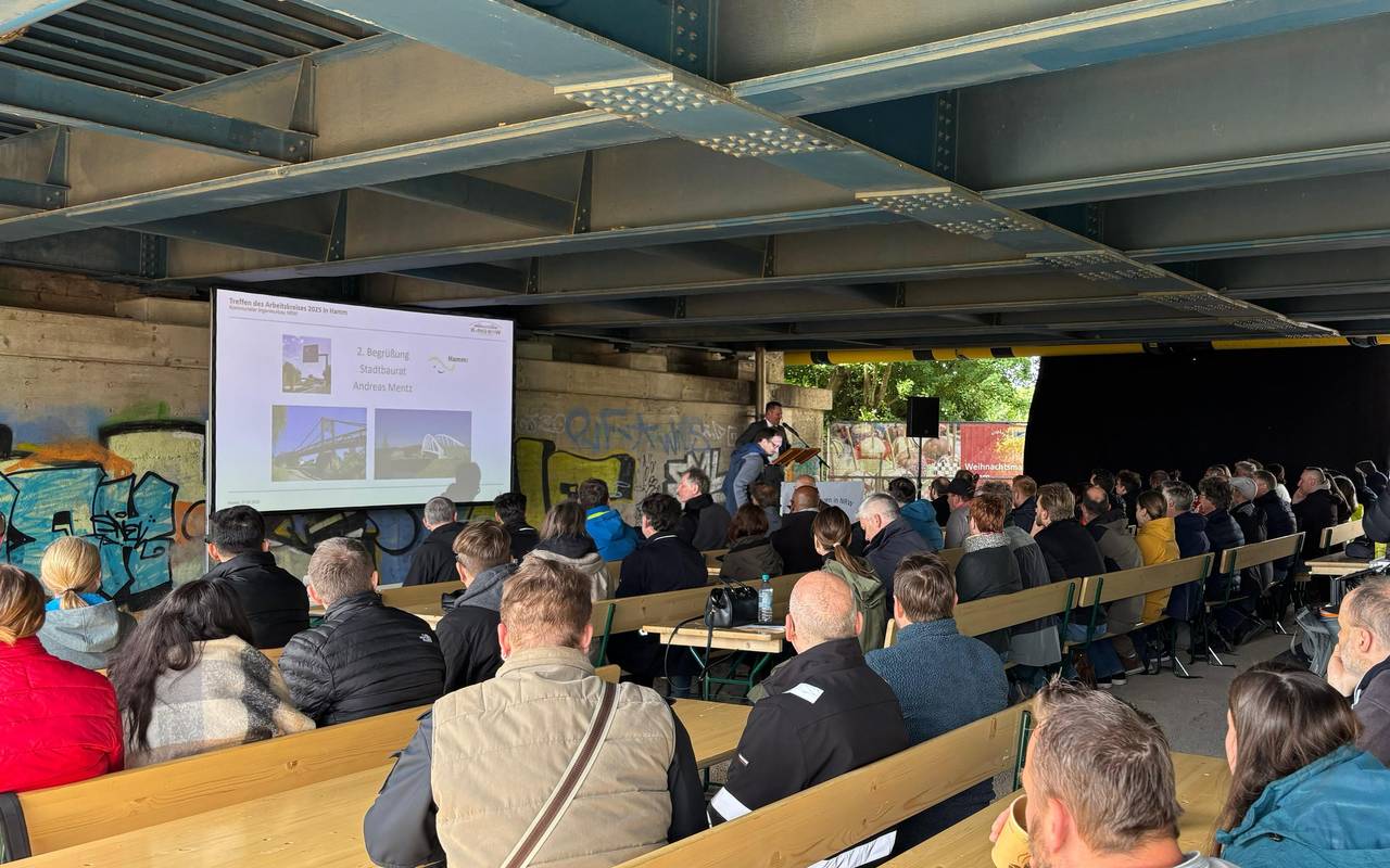 Personen hören einer Präsentation im Erlebensraum Lippeaue gespannt zu.