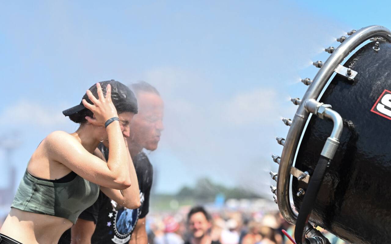 Feuchter Sprühnebel wird beim Hurricane Festival zur Abkühlung für die Festival-Besucher versprüht. Das Open-Air-Festival ist mit mehr als 80.000 Besuchern meist ausverkauft.