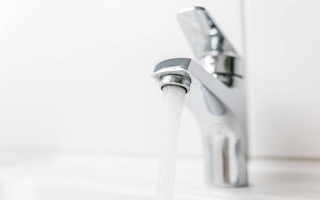 Wasser läuft aus einem Wasserhahn.