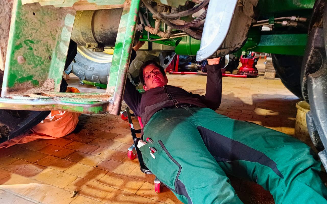 Nicole Beule unterm Trecker