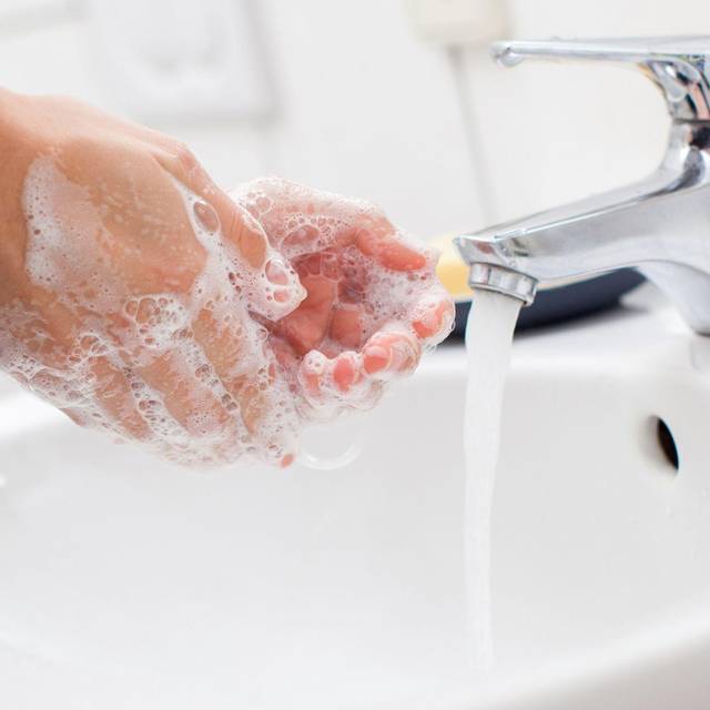 Eine Person wäscht sich die Hände