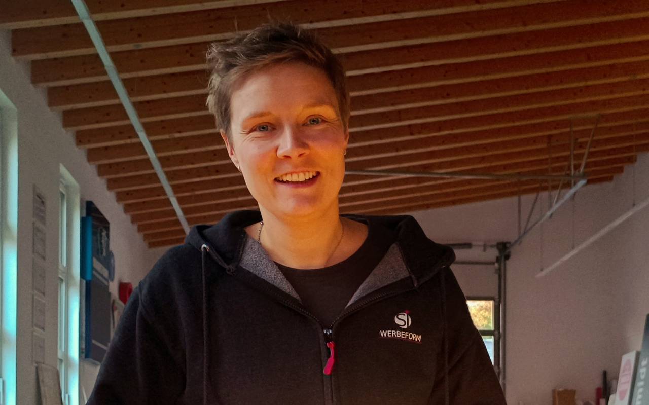 Hey ! Sophia Klöppel mit Neon-Imitat aus LED