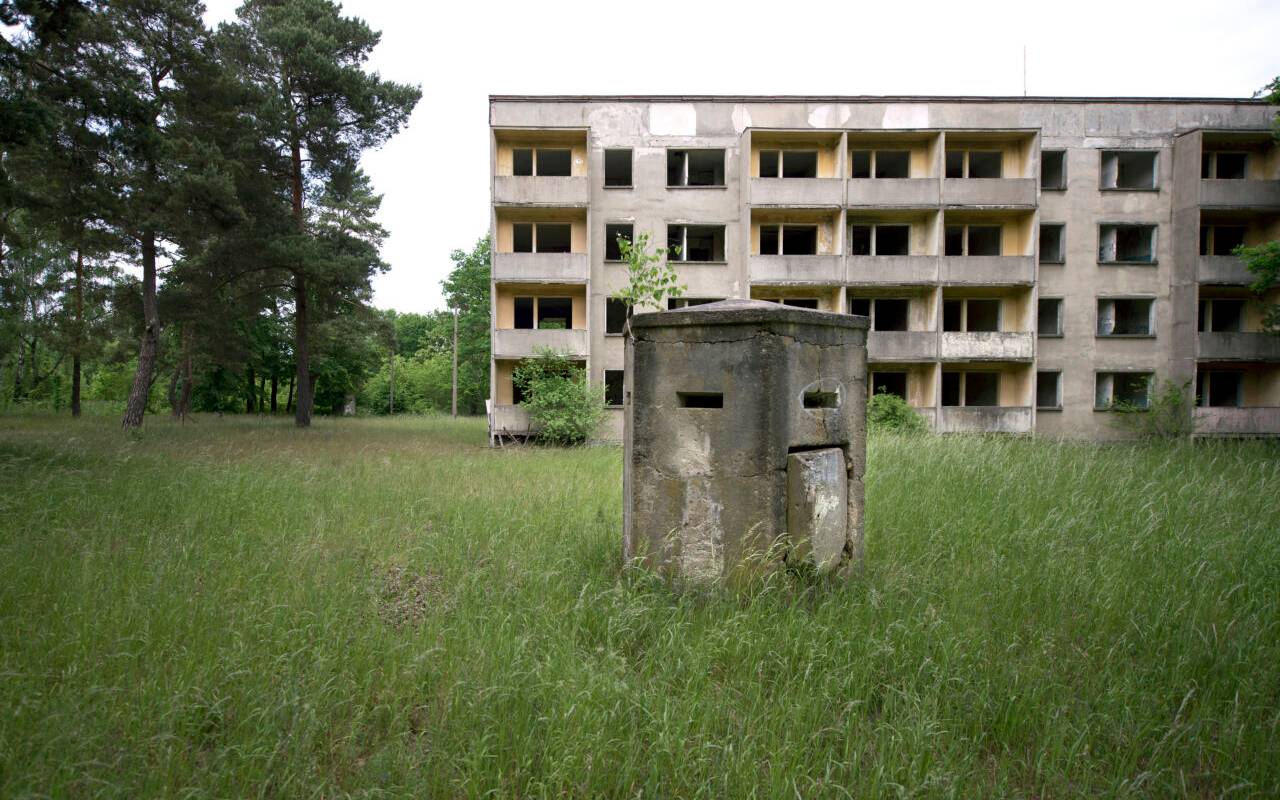 Bunker vor dem Gebaeude von einem verlassenen Plattenbau einer ehemaligen Kaserne