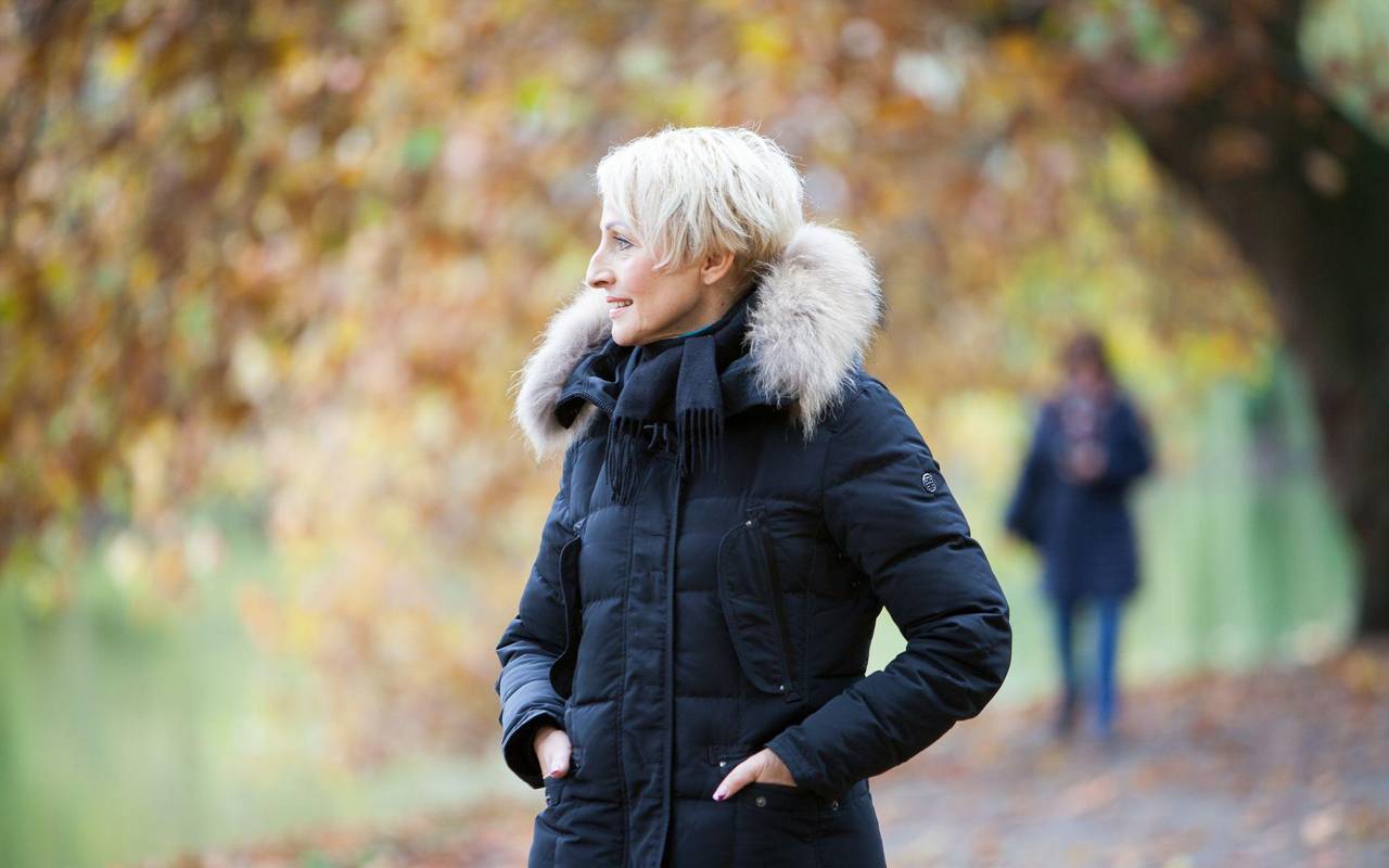 Frau bei einem Spaziergang im Park