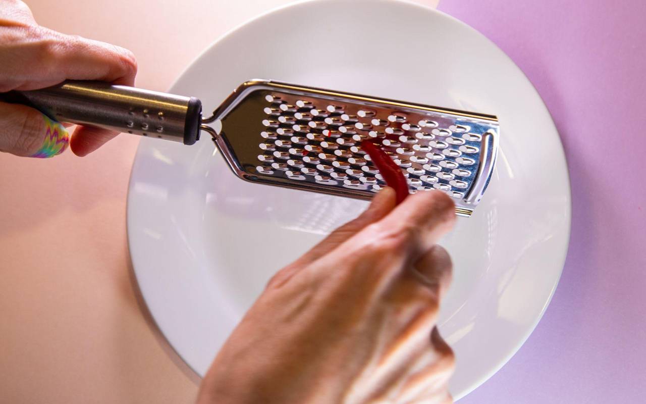 Zimmerwarme Chili wird gerieben