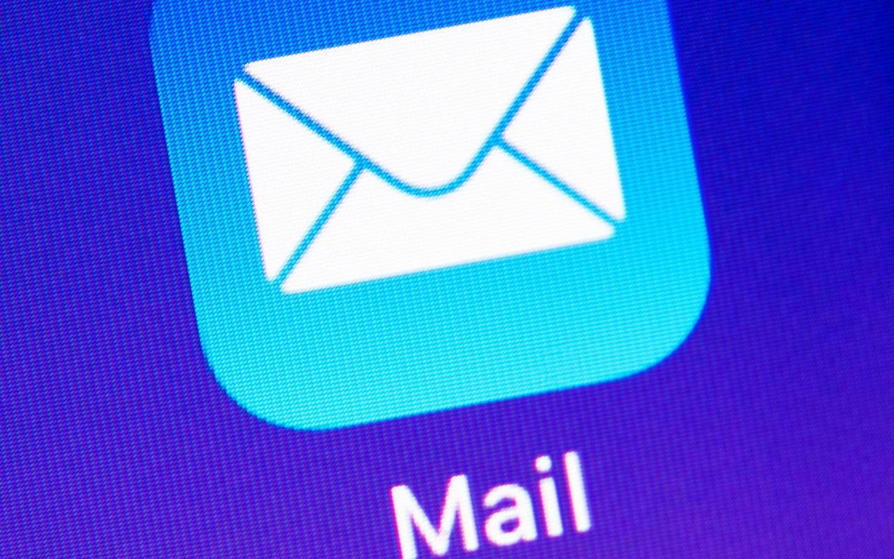 Mail-App ist auf einem Display zu sehen