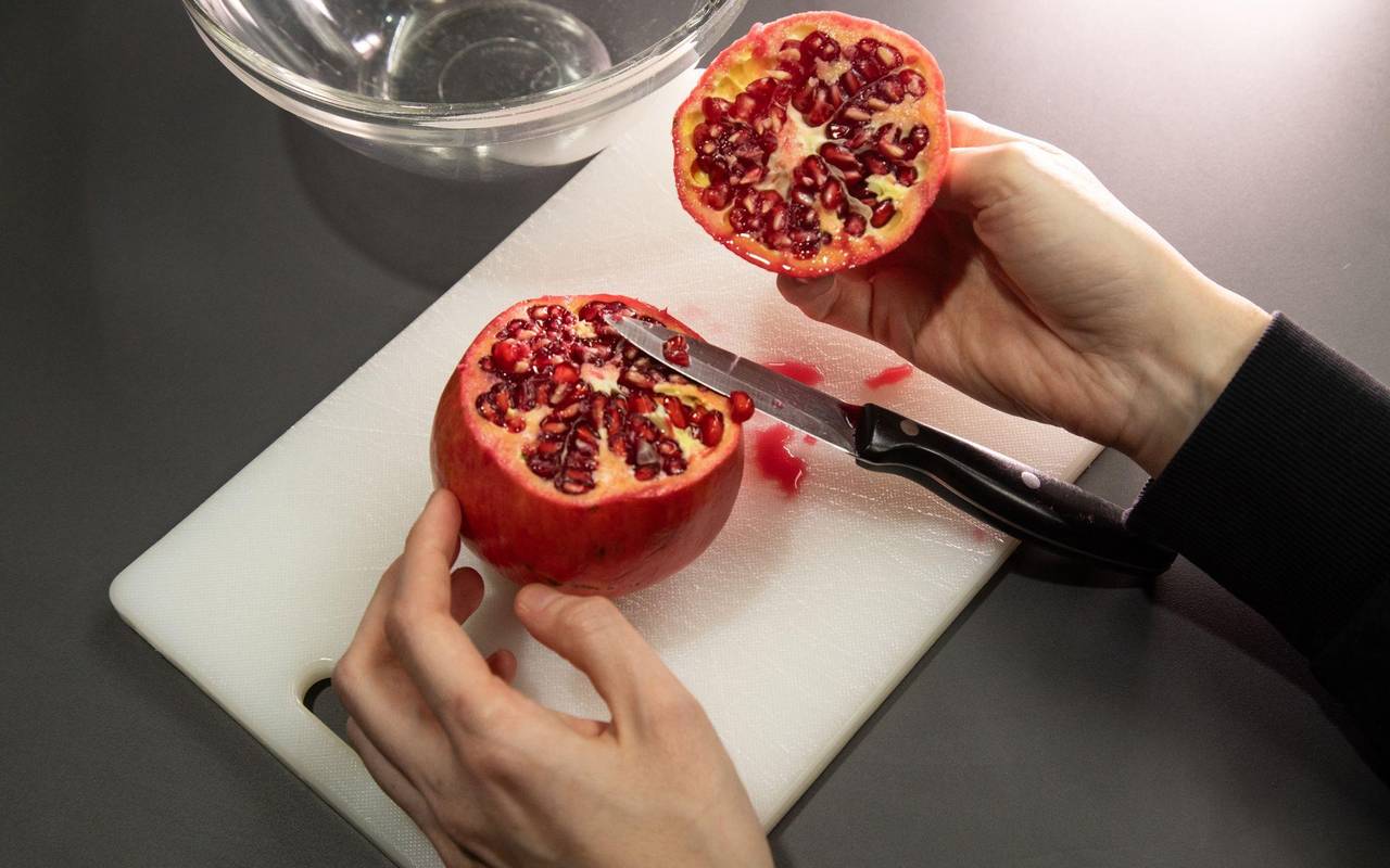Granatapfel wird aufgeschnitten