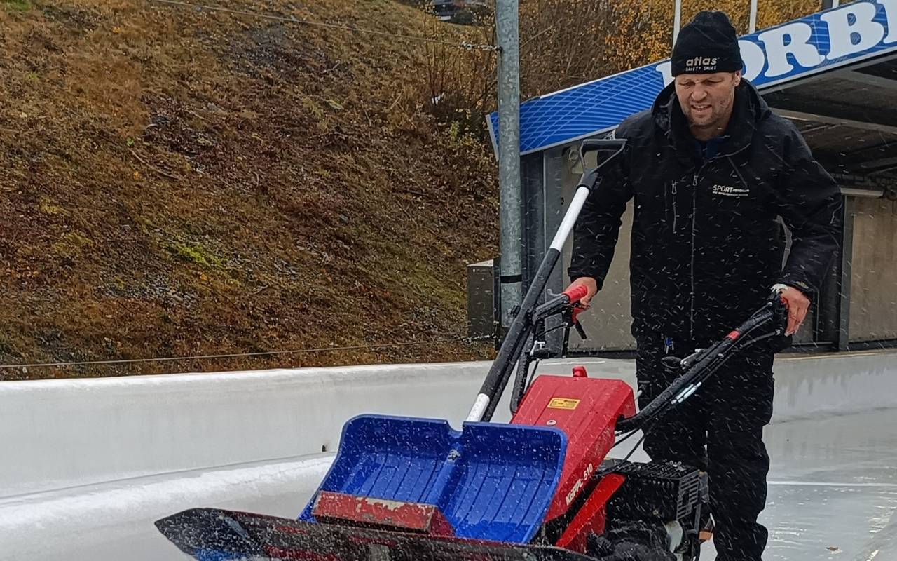 Mit dem Eisbesen in Kurve 1