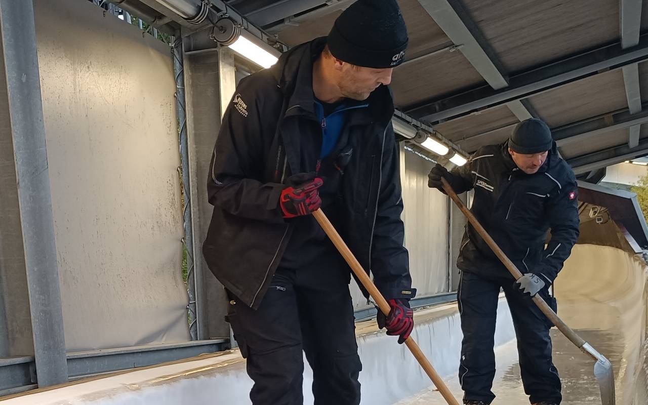 Fegen - Schüppen - Fegen - Teamwork im Eiskanal