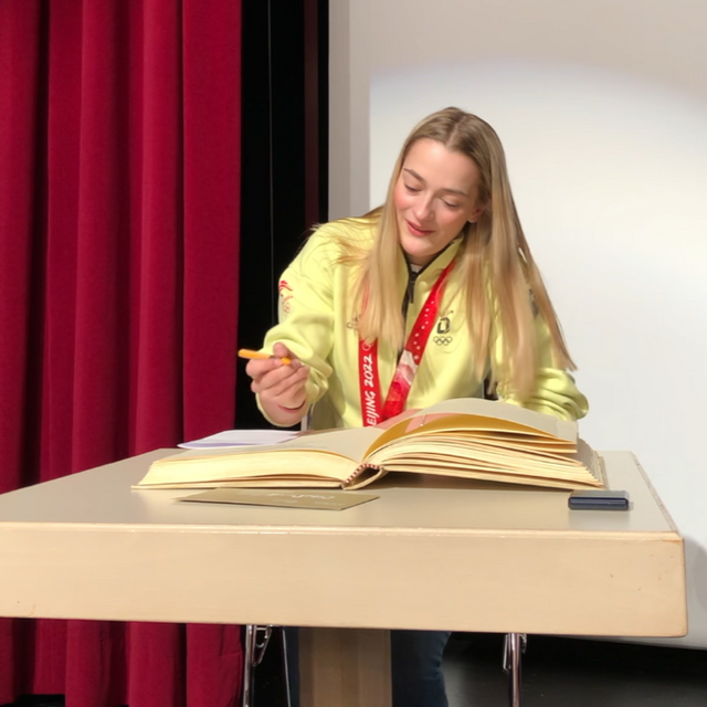 Auch ins goldene Buch der Stadt Schmallenberg durfte sich Hannah Neise eintragen.