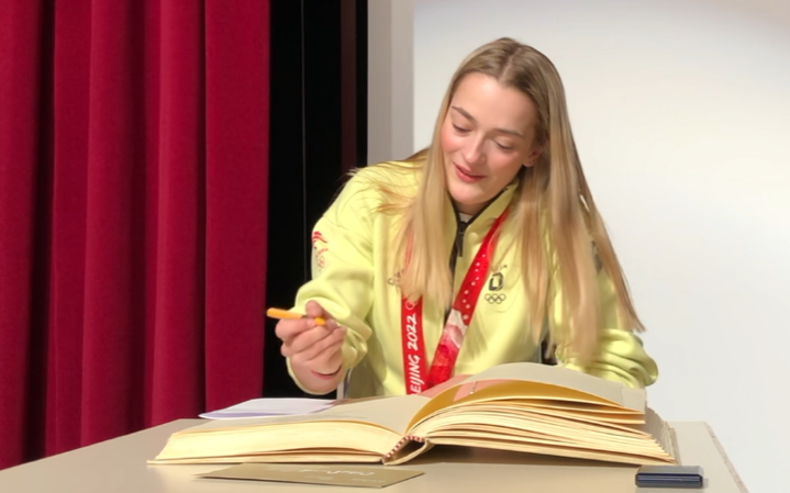 Auch ins goldene Buch der Stadt Schmallenberg durfte sich Hannah Neise eintragen.