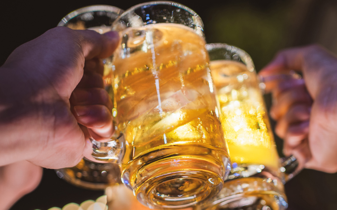Anstoßen mit Bier