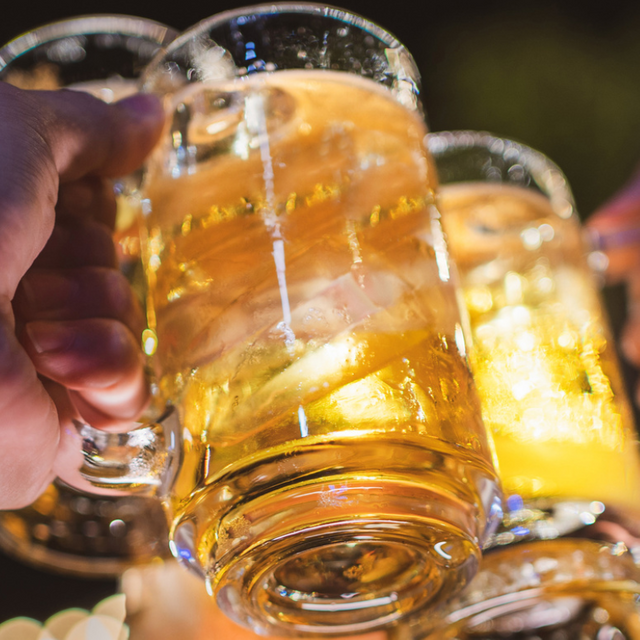 Anstoßen mit Bier