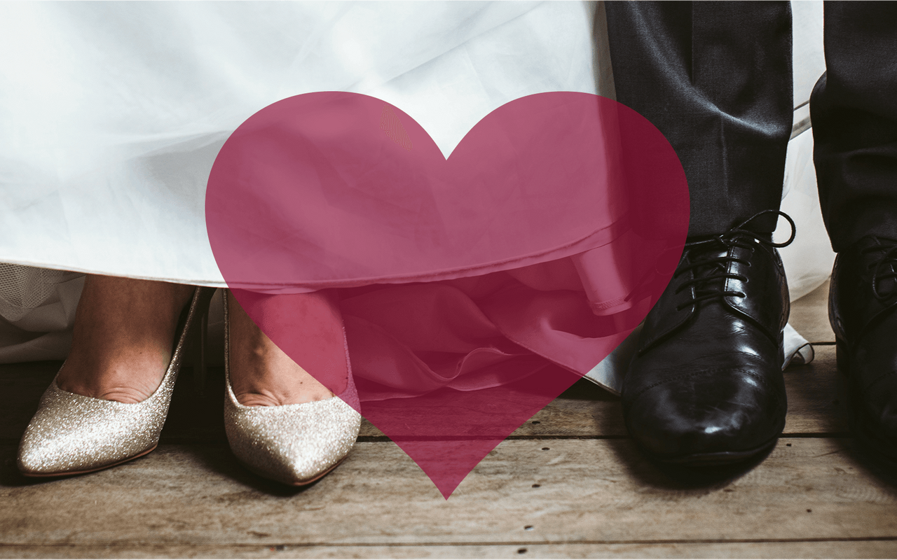 Braut und Bräutigam stehen am Tag der Hochzeit nebeneinander.