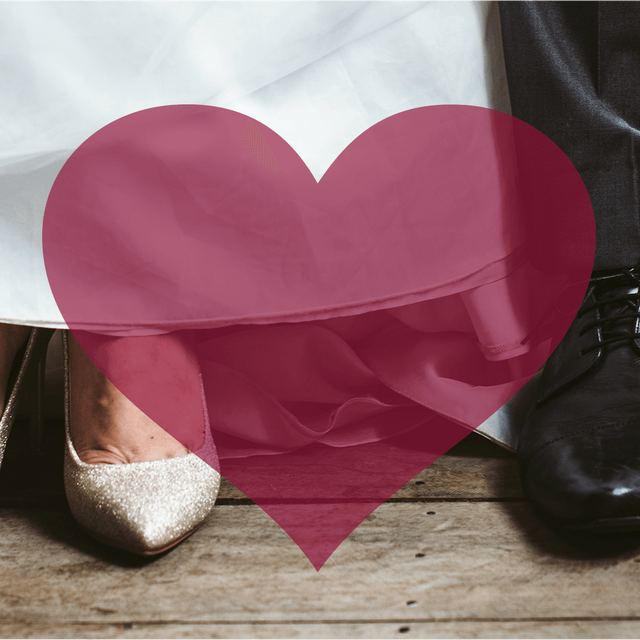 Braut und Bräutigam stehen am Tag der Hochzeit nebeneinander.