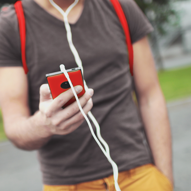 Mann Handy Smartphone Kopfhörer Mediathek