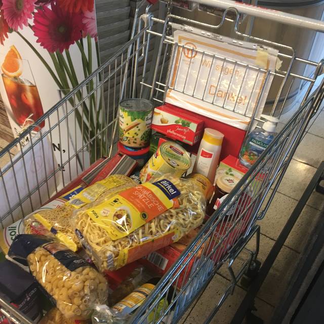 Ein Warenkorb der Mescheder Tafel in einem Mescheder Supermarkt; die Tafel hat mit der Aktion "Ein Teil mehr" in der Vorweihnachtszeit Lebensmittel gesammelt.