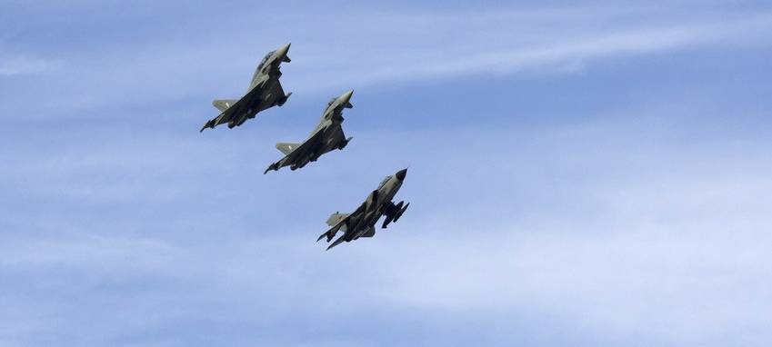 Eurofighter fliegt über Sauerländer Rathäuser