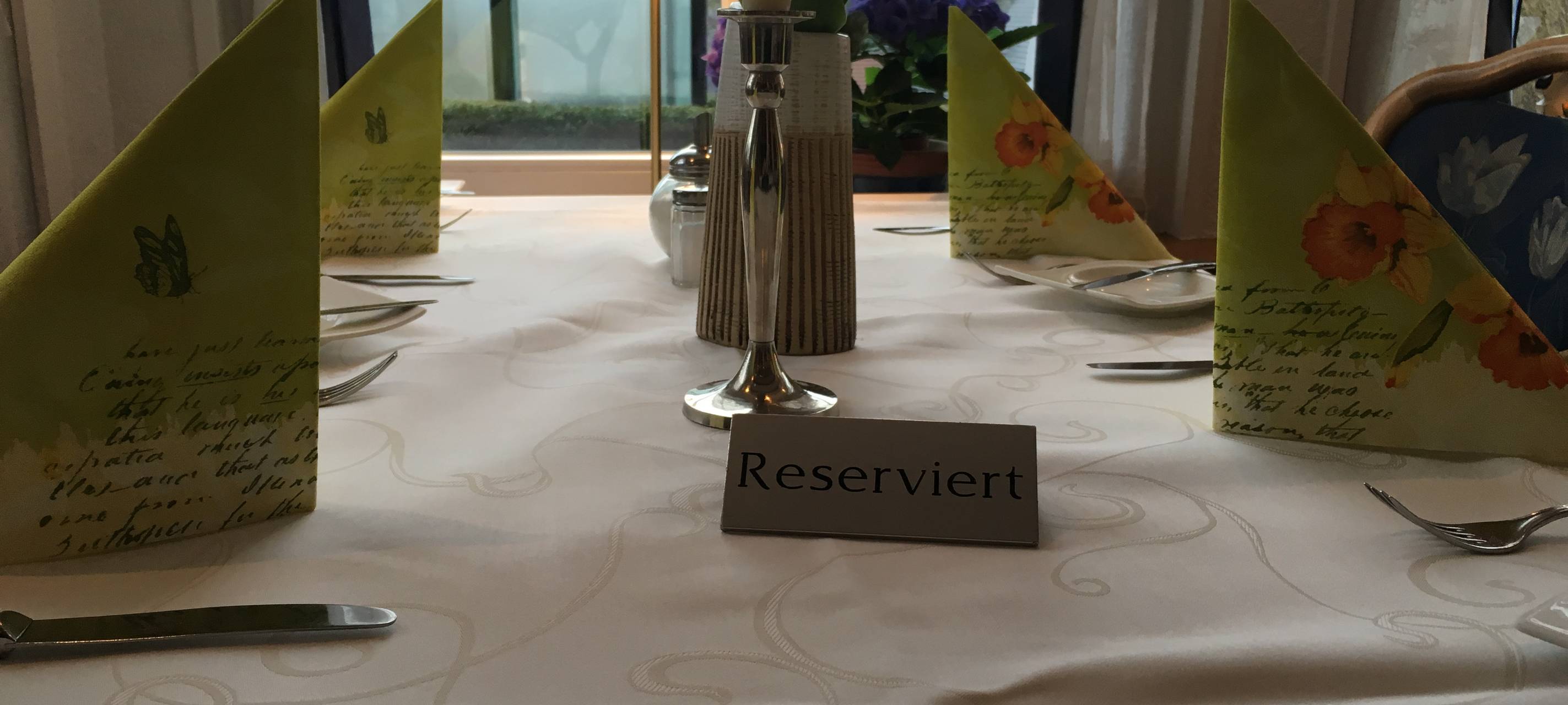 Gedeckter Tisch mit dem Schild "Reserviert" drauf. Aufgenommen im Landhotel Hoffmann in Rumbeck.