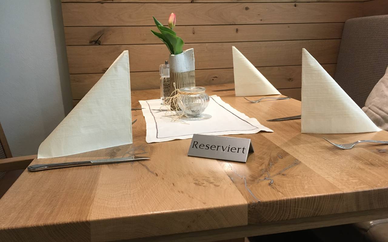 Gedeckter Tisch mit dem Schild "Reserviert" drauf. Aufgenommen im Landhotel Hoffmann in Rumbeck.