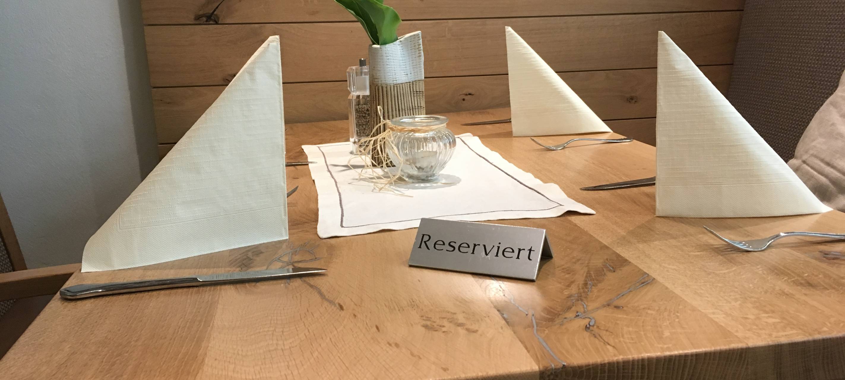 Gedeckter Tisch mit dem Schild "Reserviert" drauf. Aufgenommen im Landhotel Hoffmann in Rumbeck.