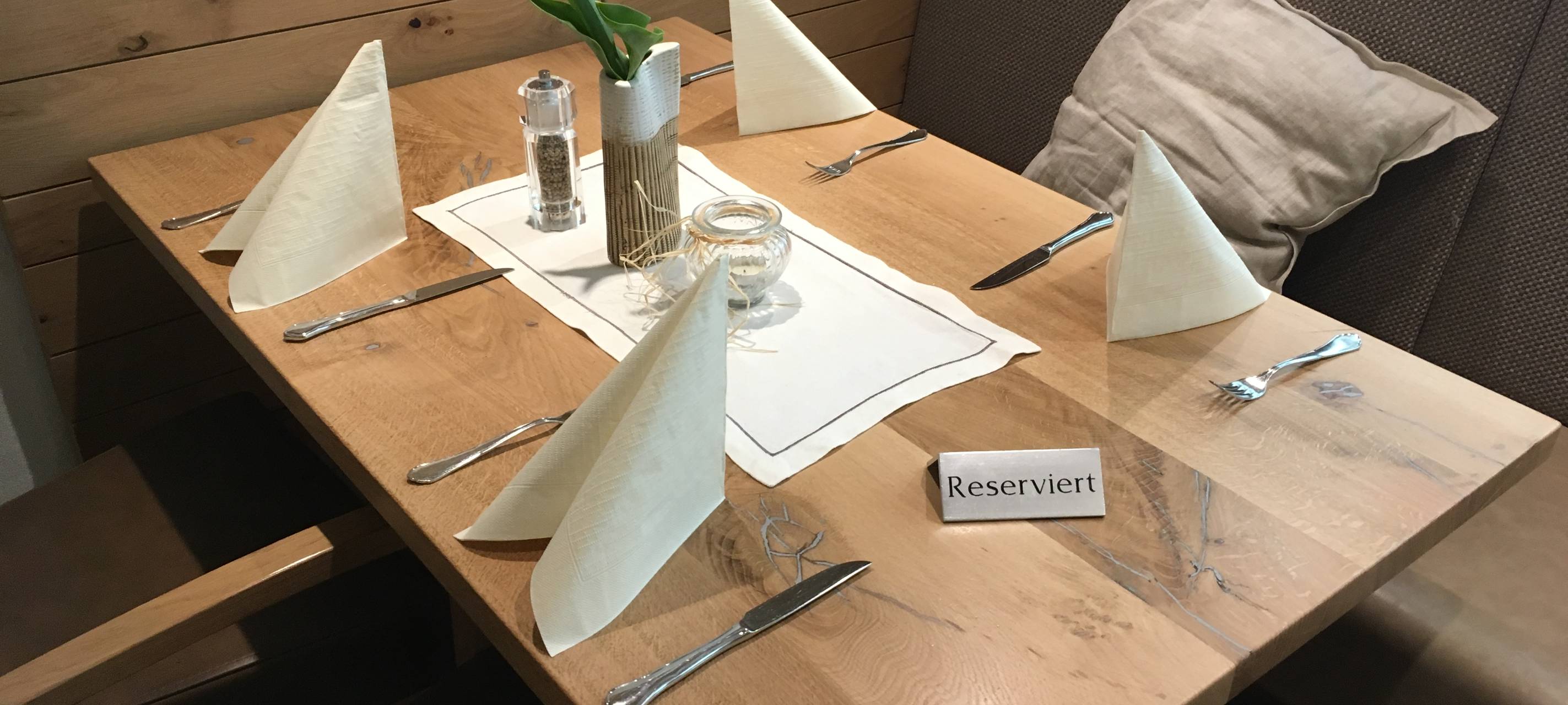Gedeckter Tisch mit dem Schild "Reserviert" drauf. Aufgenommen im Landhotel Hoffmann in Rumbeck.