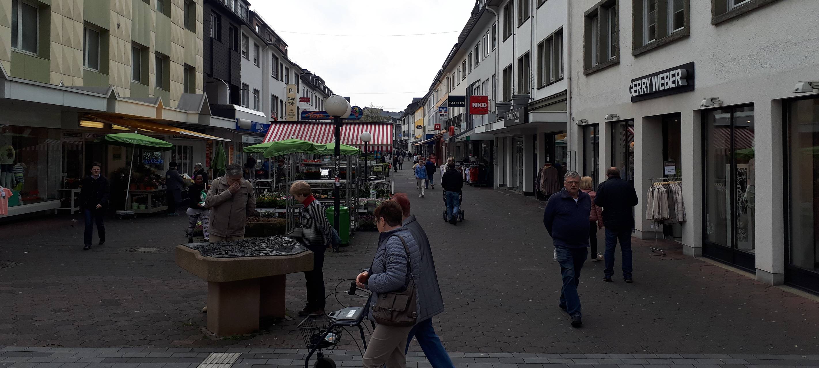 Fahrrad schieben in Mescheder Fußgängerzone