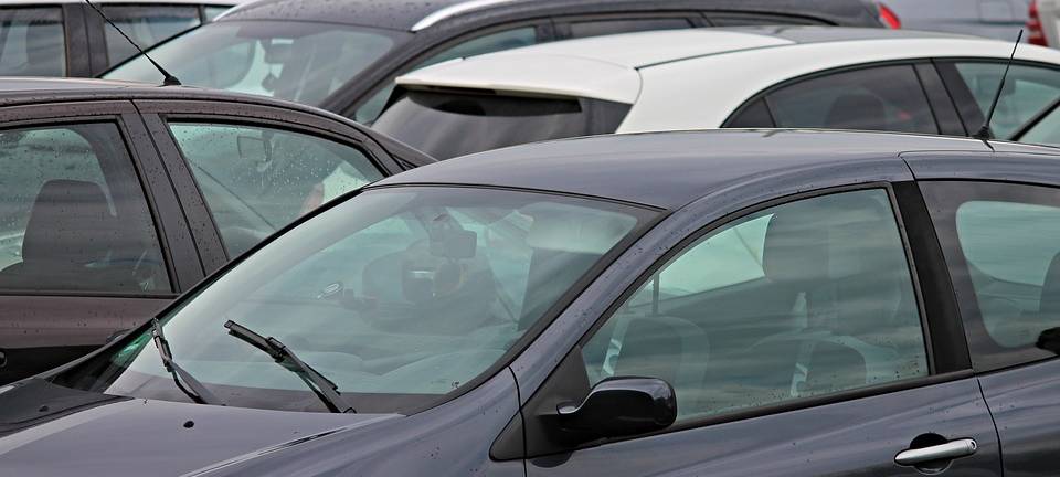 Autos auf Parkplatz.