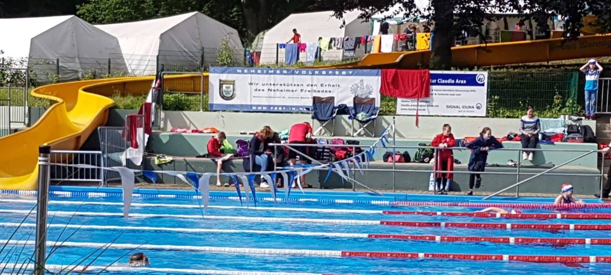 Einschwimmen beim Pfingstschwimmfest des SV Neptun Neheim-Hüsten in Neheim.