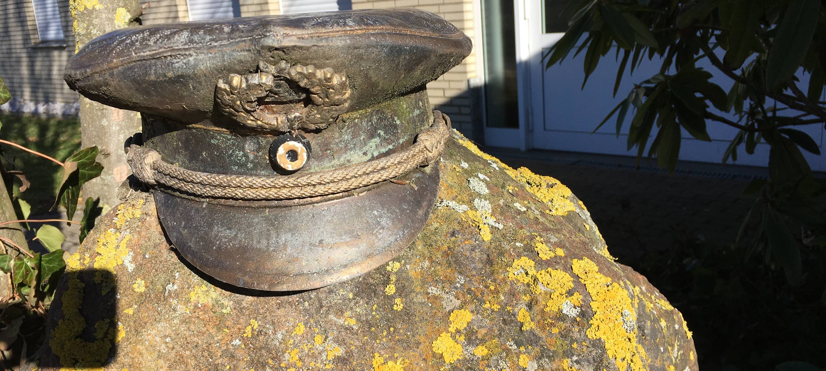 Schützenhut aus Bronze (?) / Metall vor der Schützenhalle in Brilon-Madfeld (2019).