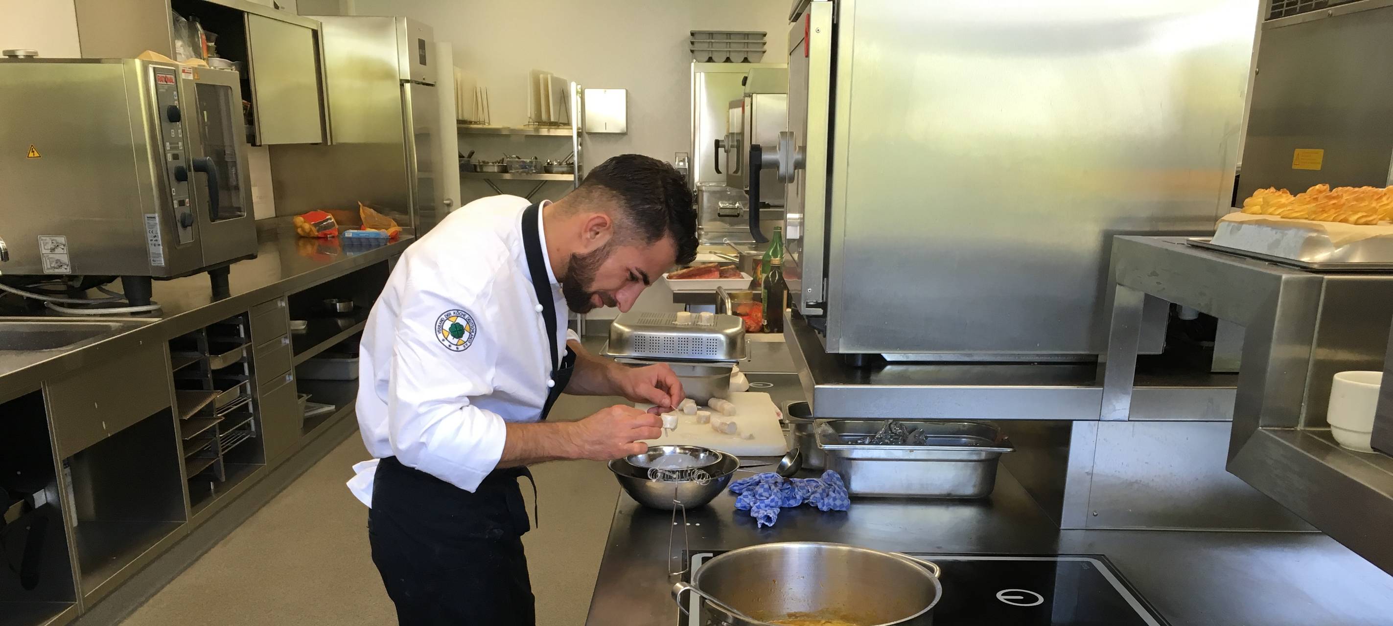 6 angehende Gastronomieprofis aus NRW haben sich im Mescheder Berufskolleg auf die Deutschen Nachwuchs-Meisterschaften des Deutschen Hotel-und Gastättenverbandes DEHOGA in Berlin vorbereitet.