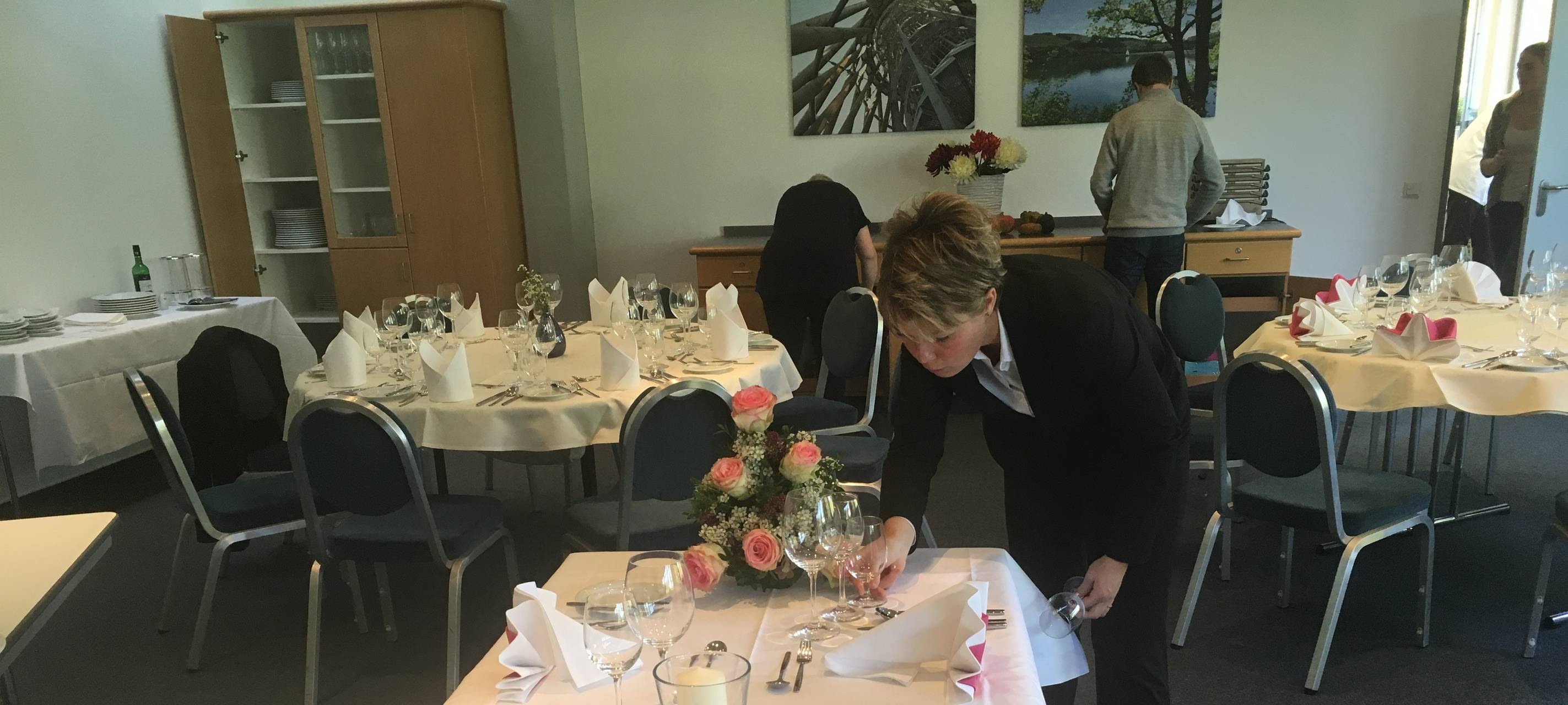 6 angehende Gastronomieprofis aus NRW haben sich im Mescheder Berufskolleg auf die Deutschen Nachwuchs-Meisterschaften des Deutschen Hotel-und Gastättenverbandes DEHOGA in Berlin vorbereitet.