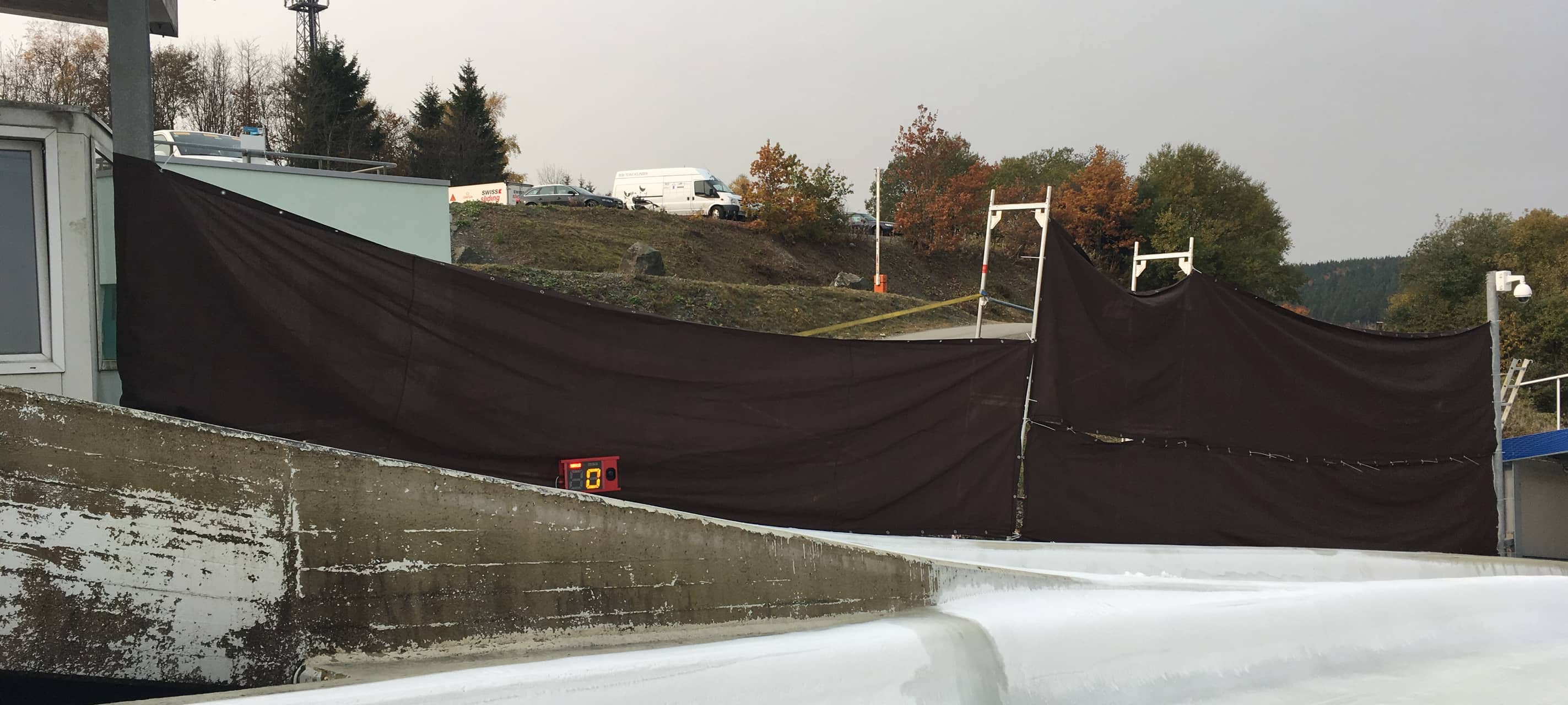 Die Winterberger Veltins-Eisarena im sonnigen Oktober 2017: Damit die Eisschicht trotz der hohen Temperaturen, Wind und Sonne erhalten bleibt, wird die Bahn zusätzlich mit aufgehängten Stoffbahnen vor zu viel Sonne geschützt.