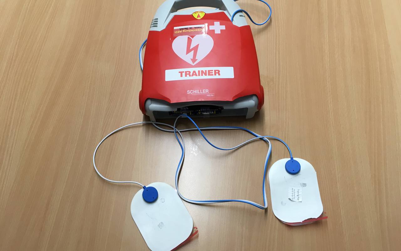 Zu sehen ist ein Trainings-Defibrillator, den die Schmallenberger First-Responder-Gruppe zum Üben benutzt.