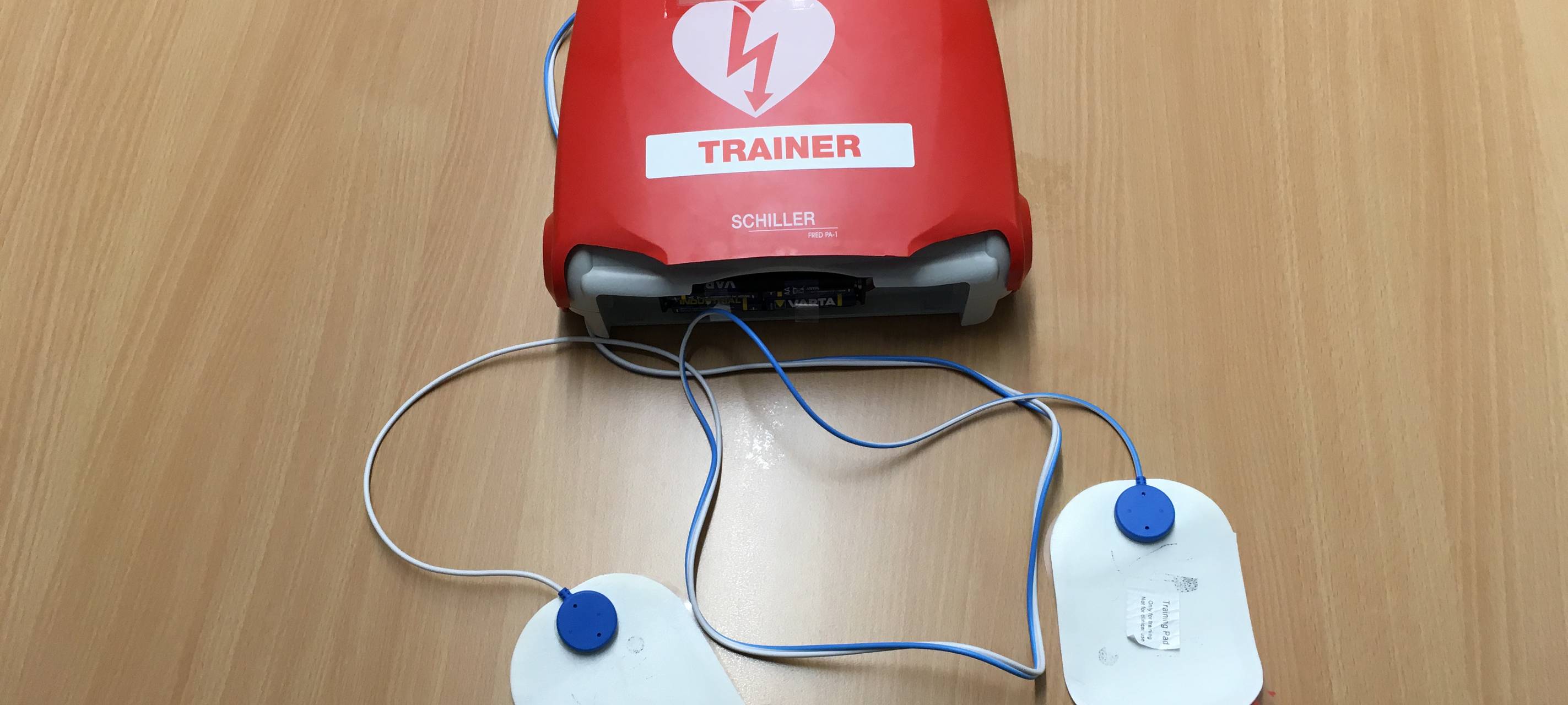 Zu sehen ist ein Trainings-Defibrillator, den die Schmallenberger First-Responder-Gruppe zum Üben benutzt.