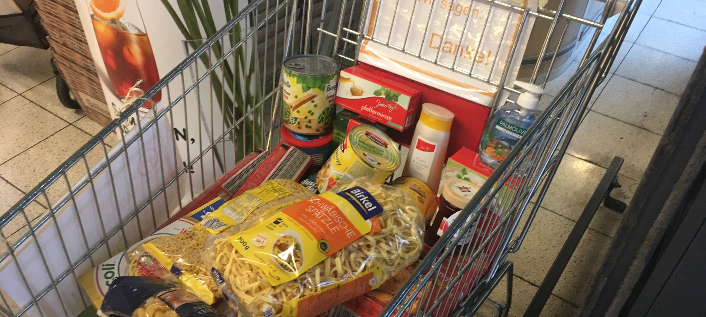 Ein Warenkorb der Mescheder Tafel in einem Mescheder Supermarkt; die Tafel hat mit der Aktion "Ein Teil mehr" in der Vorweihnachtszeit Lebensmittel gesammelt.