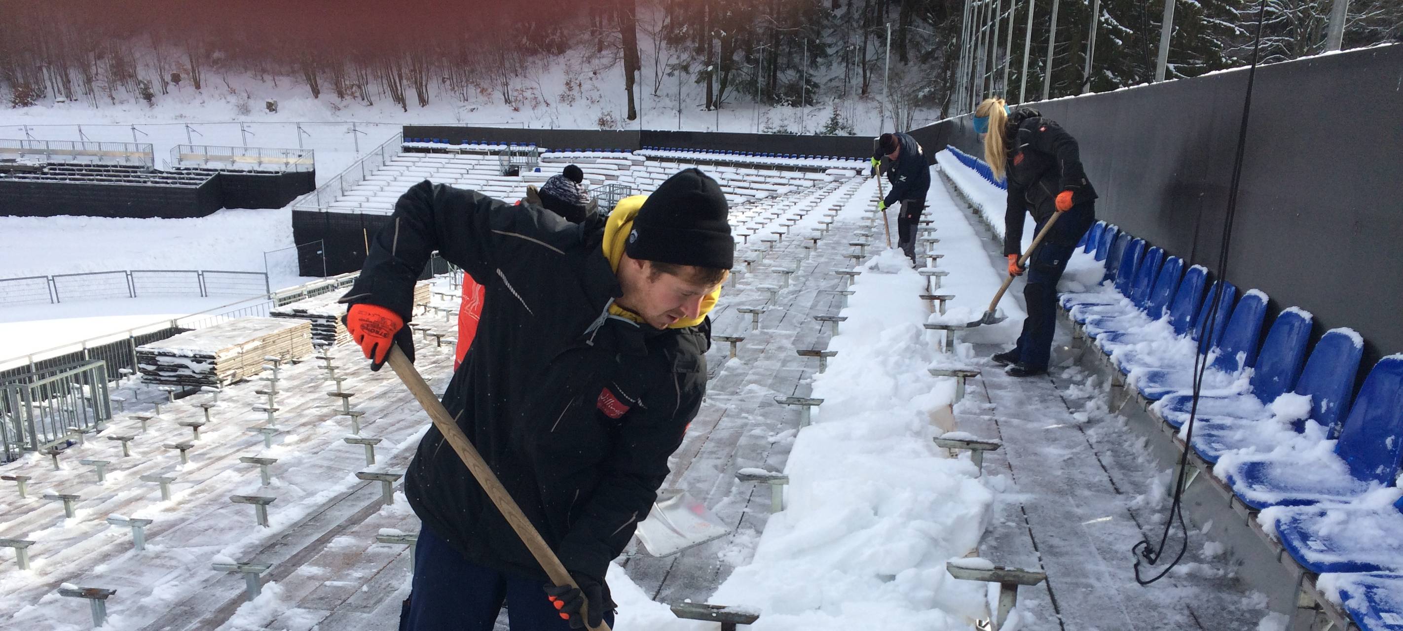 Freiwillige Helfer (Free Willis) auf der Tribüne der Mühlenkopfschanze in Vorbereitung zum Weltcup-Skispringen 2019.