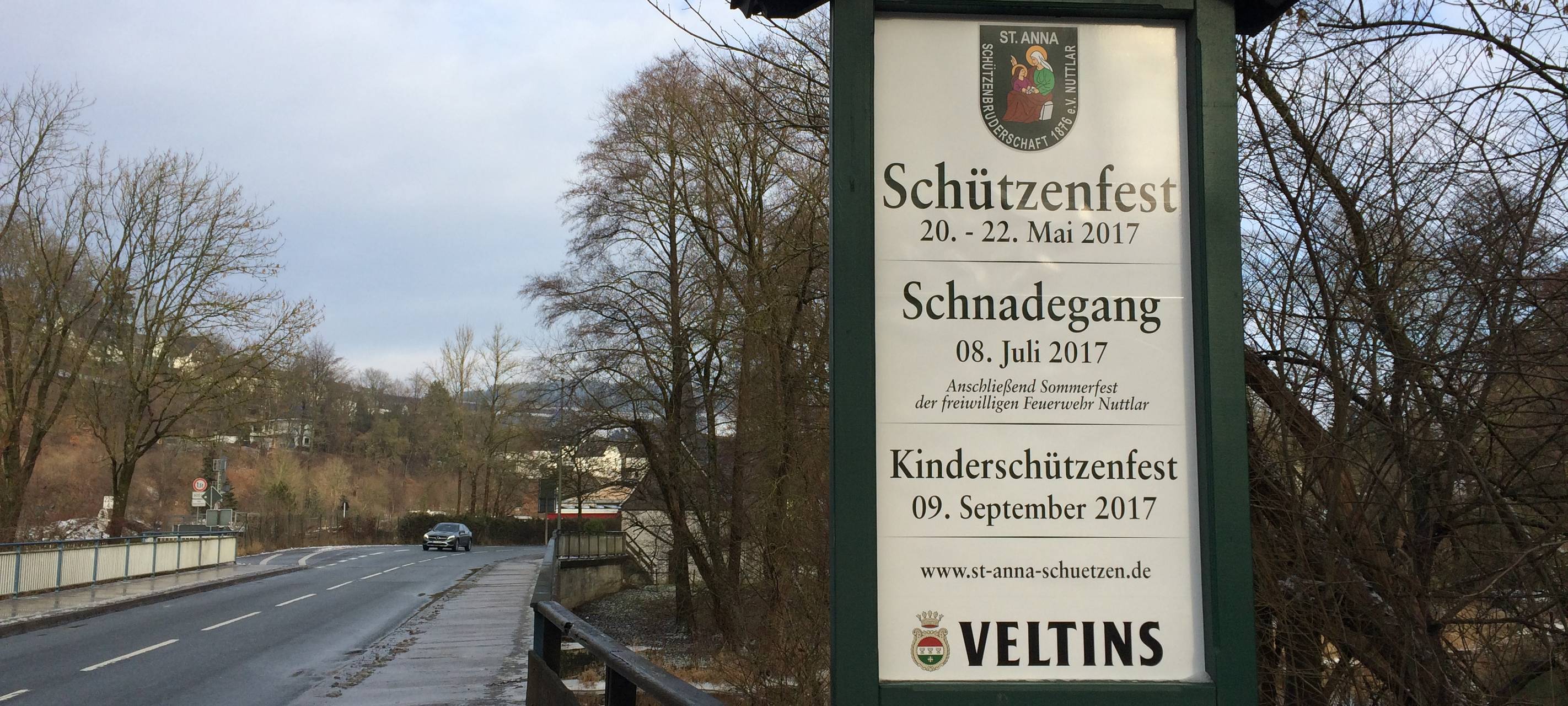 Das Schild stand bereits Anfang Januar 2017 an der B7 in Nuttlar.