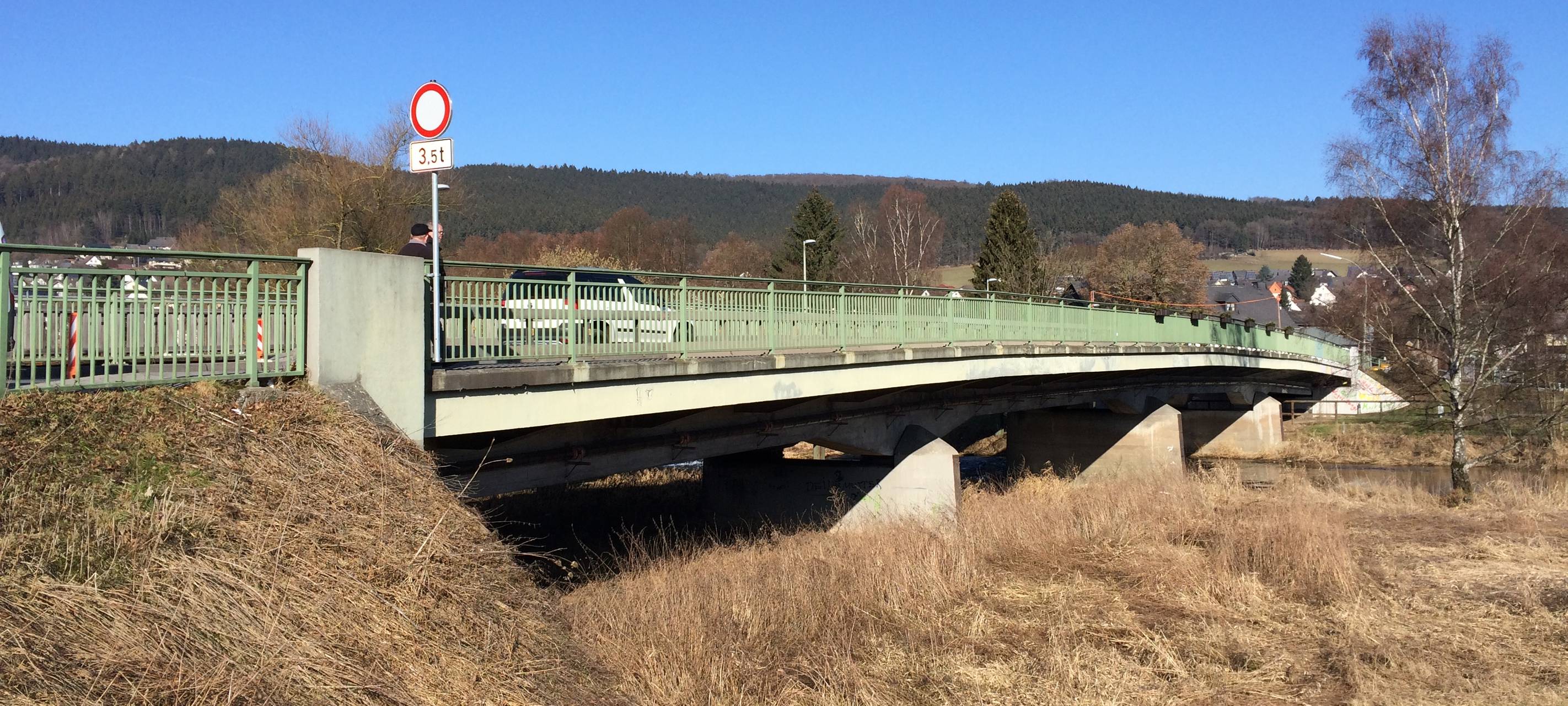 Die Brücke verbindet in AR-Oeventrop die Ortsteile Oeventrop auf der einen Seite und Dinschede und Glösingen auf der anderen Seite. In Oeventrop sind die Einkaufsmöglichkeiten, in Dinschede und Glösingen Schulen und Kindergärten. Wenn die Brücke neugebaut wird, sind die Stadtteile ca.1,5 Jahre getrennt. Die Umleitung ist 8Km lang und dauert ca. 10-15 Minuten. Die pararllel laufende Fußgängerbrücke soll während der Bauarbeiten geöffnet bleiben.