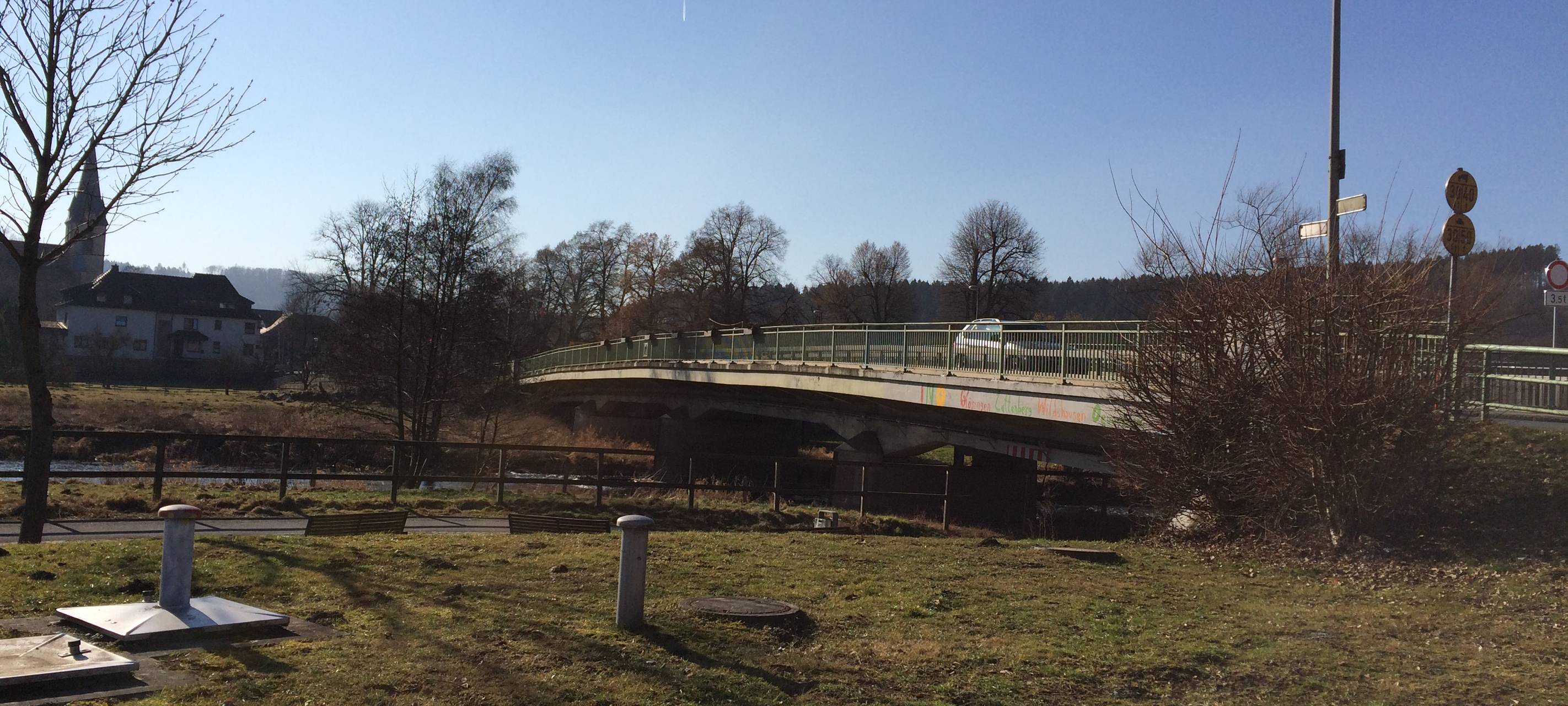 Die Brücke verbindet in AR-Oeventrop die Ortsteile Oeventrop auf der einen Seite und Dinschede und Glösingen auf der anderen Seite. In Oeventrop sind die Einkaufsmöglichkeiten, in Dinschede und Glösingen Schulen und Kindergärten. Wenn die Brücke neugebaut wird, sind die Stadtteile ca.1,5 Jahre getrennt. Die Umleitung ist 8Km lang und dauert ca. 10-15 Minuten. Die pararllel laufende Fußgängerbrücke soll während der Bauarbeiten geöffnet bleiben.