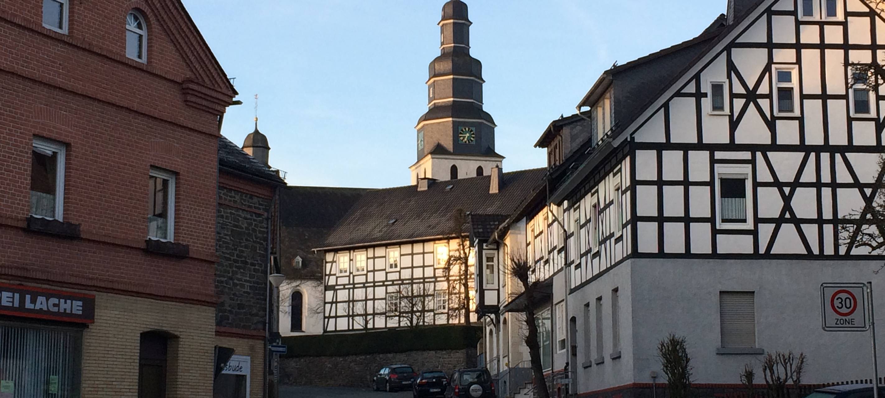 Ein Blick auf Hallenbergmit der Pfarrkirche St. Heribert.