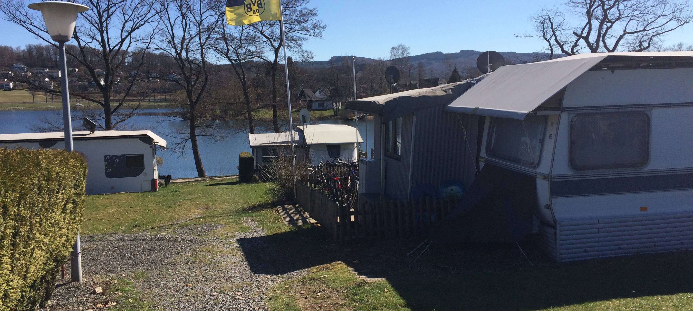 Der Campingplatz in Sundern-Amecke am Sorpesee liegt zur Zeit im Winterschlaf. Noch sind nur wenige Camper wieder in ihre Wohnwagen und Vorzelte eingezogen.