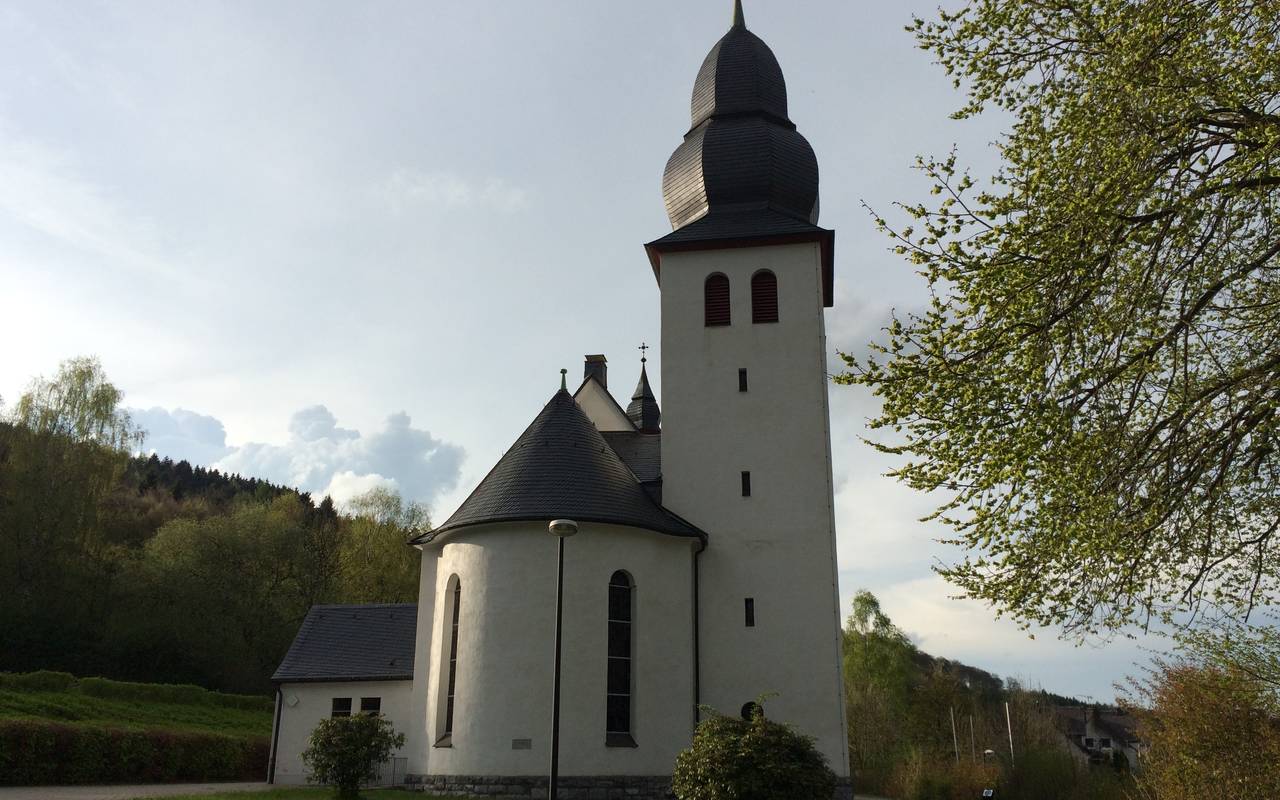 Die katholische Pfarrkirche St. Joseph Brilon-Wald wurde in den Jahren 1925-1927 neben der 1924 fertiggestellten Schule erbaut.