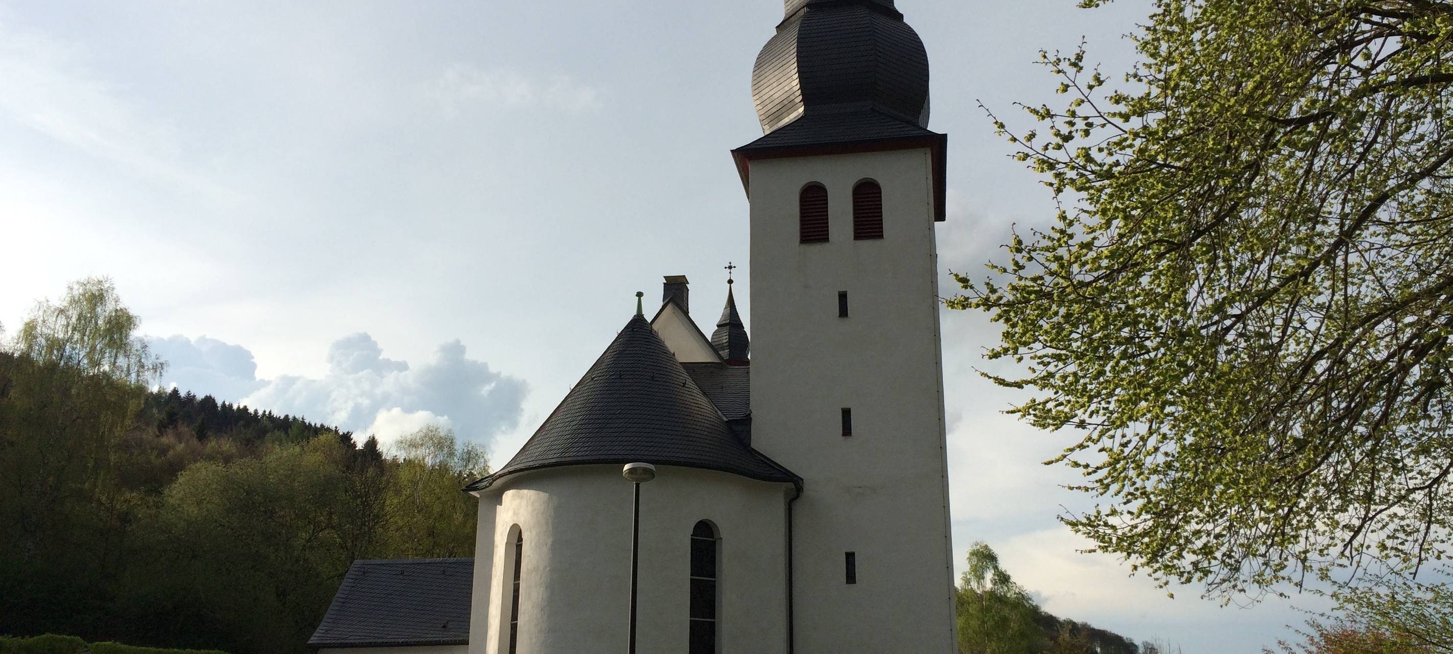 Die katholische Pfarrkirche St. Joseph Brilon-Wald wurde in den Jahren 1925-1927 neben der 1924 fertiggestellten Schule erbaut.